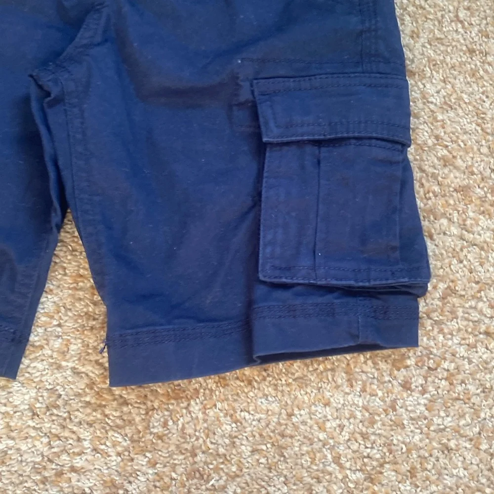 NWT Gap Kids Cargo Shorts. Navy. Size 6. Adjustable waist.